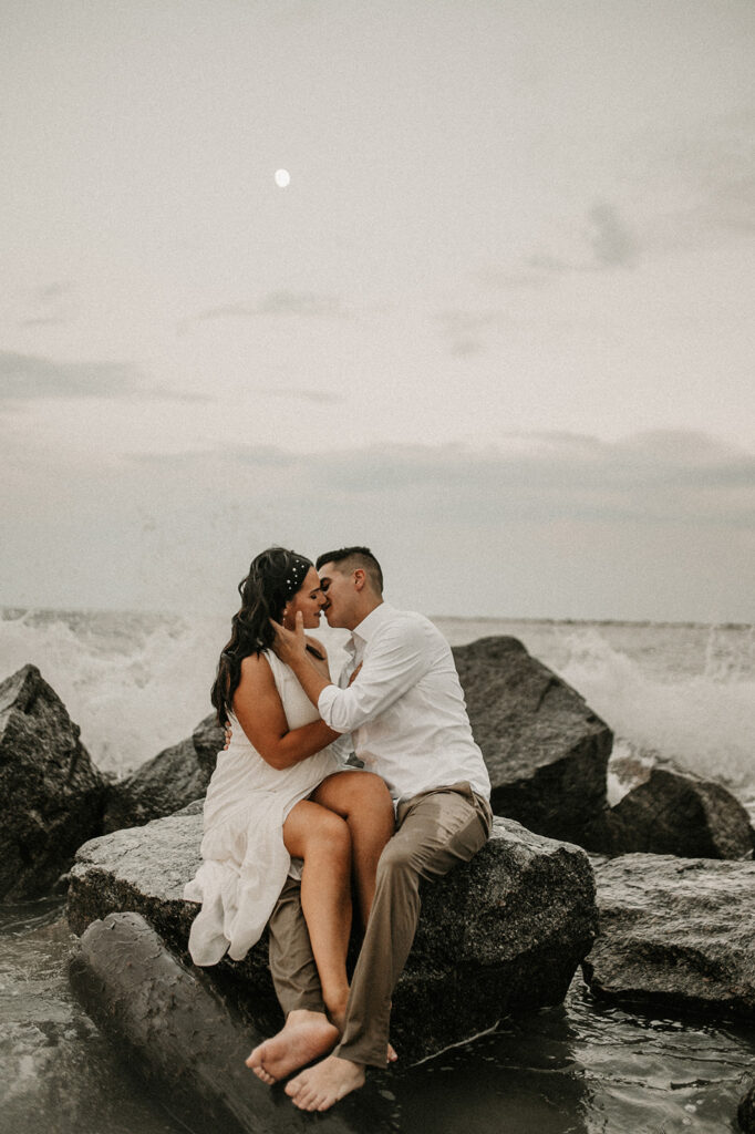 amazing couple kissing at the beach 