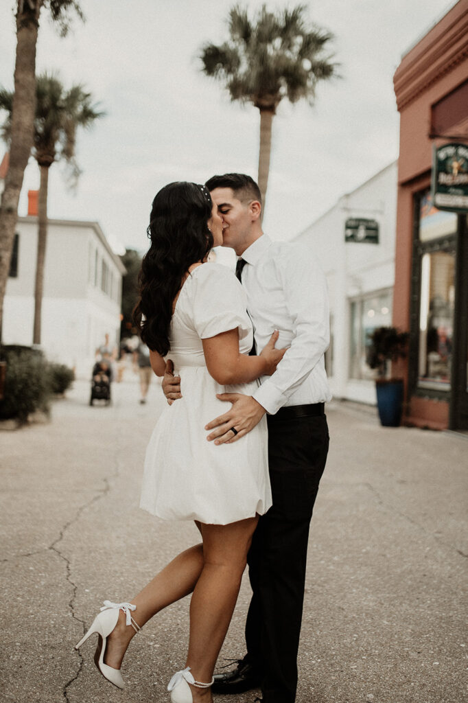 couple kissing in downtown st augustine