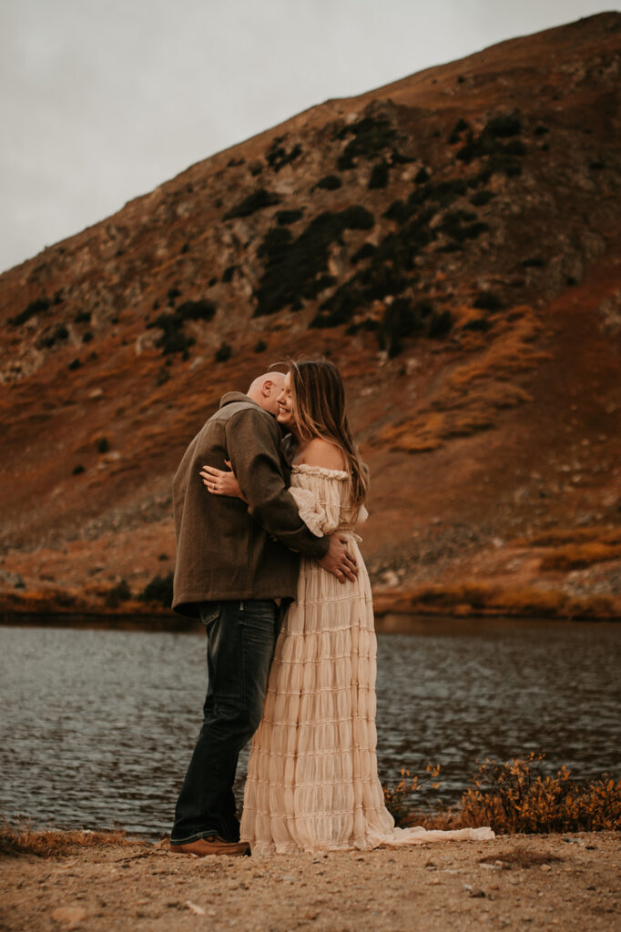 couple hugging during their photoshoot