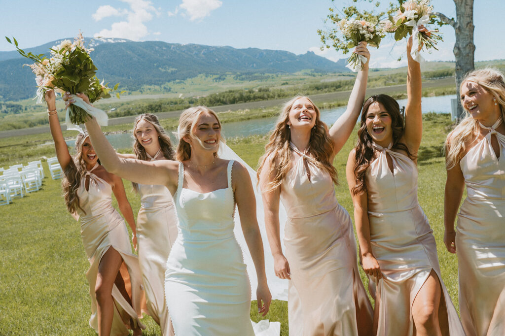 cute picture of the bride and her friends before the ceremony