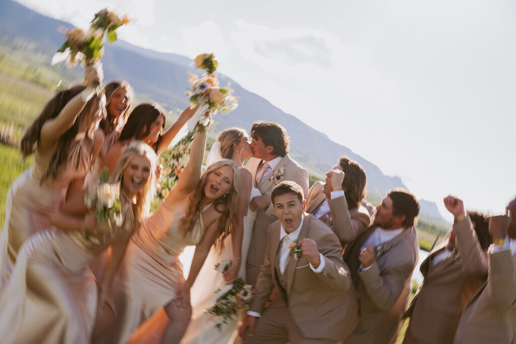 cute picture of the bride and groom with their bridesmaids and groomsmen