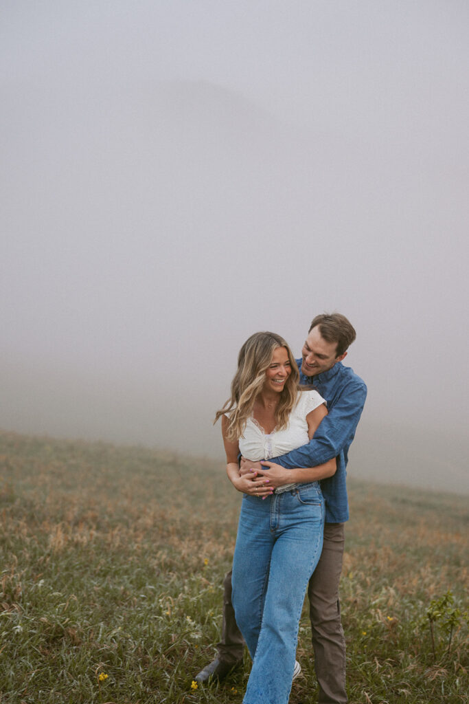 couple hugging during their photoshoot