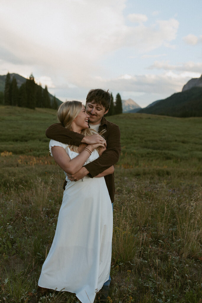 couple hugging during their photoshoot