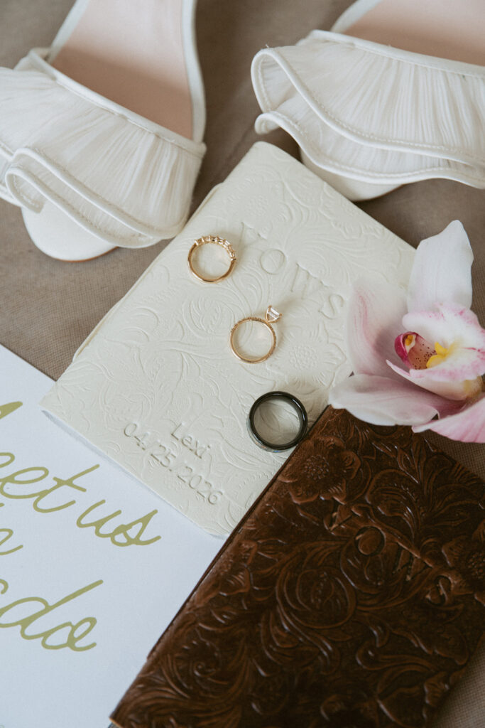 stunning picture of the wedding details