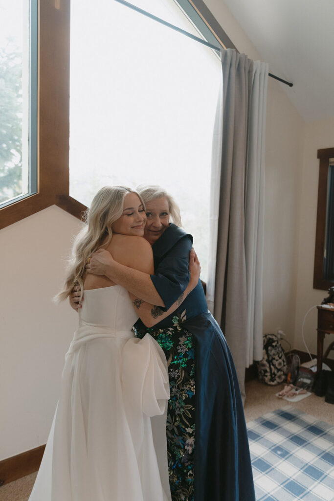 Cute picture of the bride and her mom hugging