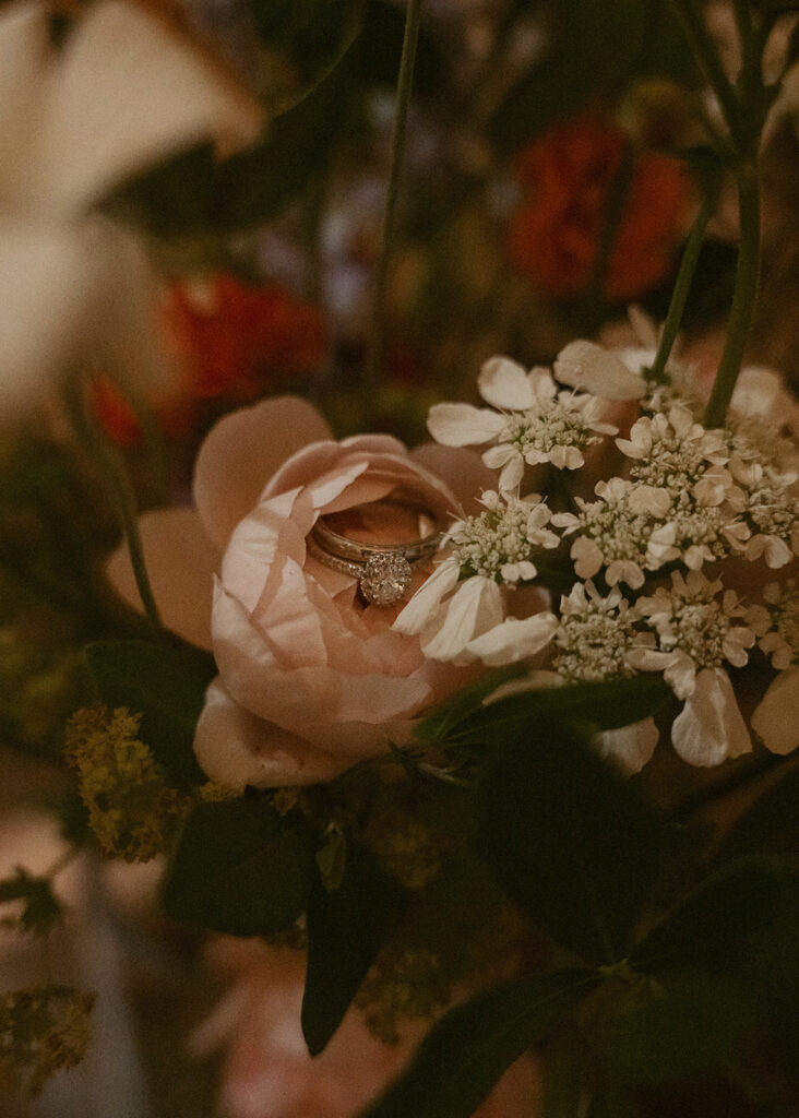 Stunning picture of the wedding bouquet and the wedding rings