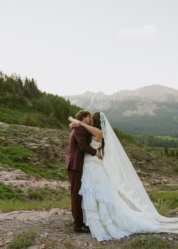 Picture of the newly married couple kissing