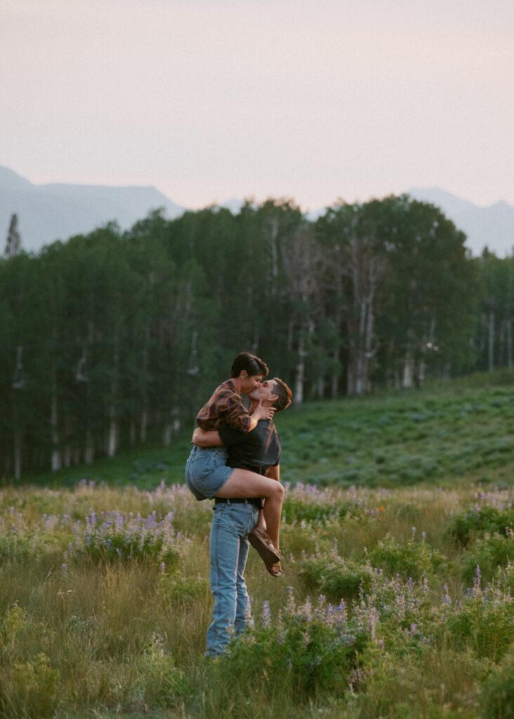 couple kissing during their dream photoshoot